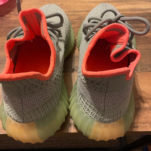 Yeezy boost 350 V2 green and orange - Picture 3 of 8